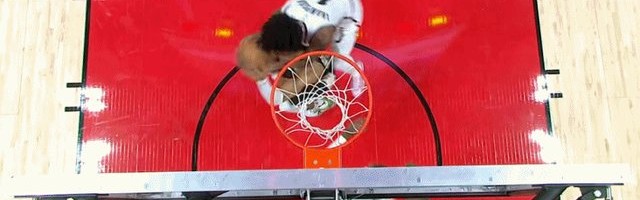 遭火箭野兽空中锁喉！字母哥：有时候我也会这样