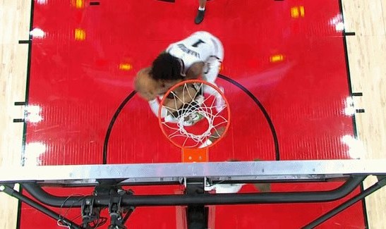 遭火箭野兽空中锁喉！字母哥：有时候我也会这样