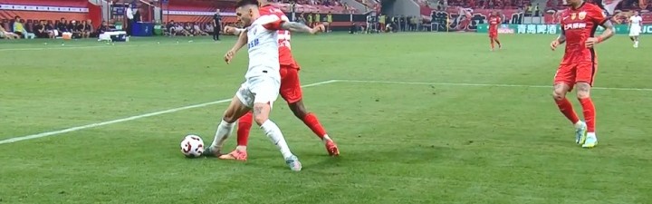 第65分钟，约尼查禁区内被茹萨踢倒，裁判未有表示，VAR未介入